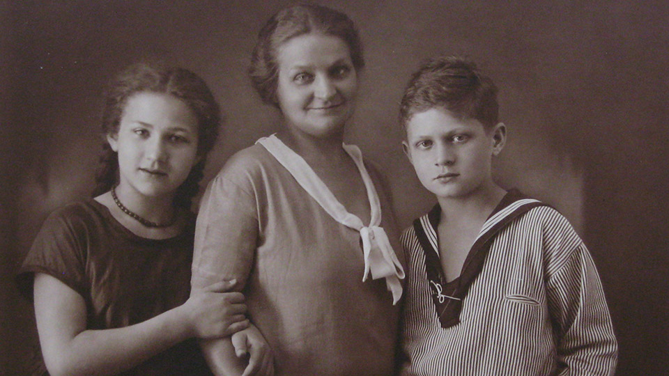 Peter, Anneliese and Elsie Gellhorn stood together in the 1920s